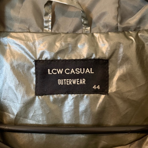 A new modern outwear that has a very cool color - Picture 3 of 8